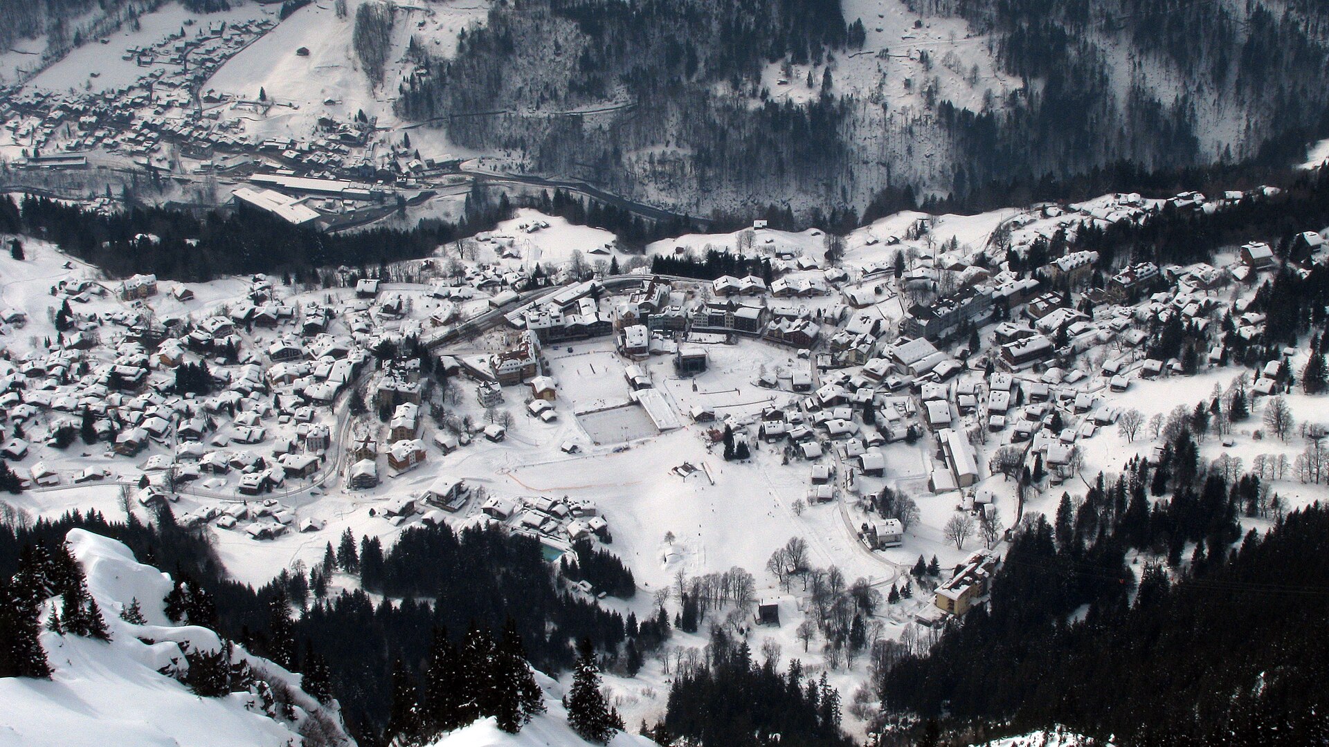 Car-free Wengen on its mountain terrace